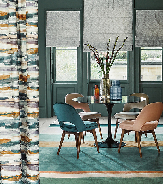 Disponibile in sei colorazioni, il tessuto jacquard con cui sono confezionate le tende a pacchetto è Tottori colore Thunder, coll. Danxia di Villanova - Romo Group (romo.com) in 56% CO, 44% PL. Alto 304 cm, al metro costa 118 euro. Disponibile in sei colorazioni, il tessuto jacquard con cui sono confezionate le tende a pacchetto è Tottori colore Thunder, coll. Danxia di Villanova - Romo Group (romo.com) in 56% CO, 44% PL. Alto 304 cm, al metro costa 118 euro.