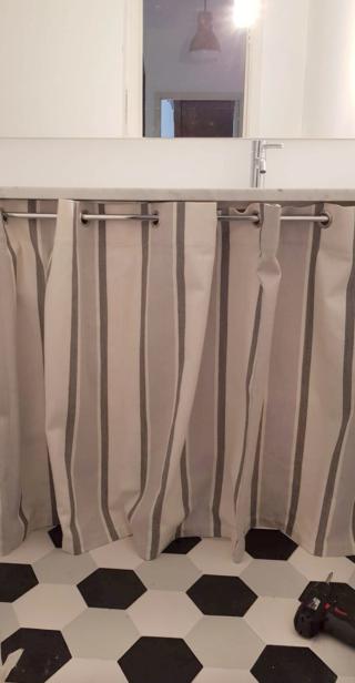 Tenda a righe e pavimento a quadretti