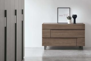 Il comò Hashtag di Tomasella ha una forma compatta e squadrata, è realizzato in materico noce ambra con una colorazione “calda”. La struttura poggia sul basamento Tracks in metallo nella finitura antracite con particolari ottone. www.tomasella.it Il comò Hashtag di Tomasella ha una forma compatta e squadrata, è realizzato in materico noce ambra con una colorazione “calda”. La struttura poggia sul basamento Tracks in metallo nella finitura antracite con particolari ottone. www.tomasella.it