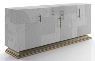 La credenza Nénuphar di Jumbo Collection ha quattro ante e una forma geometrica tipica dell'Art Déco; l'intera superficie esterna è decorata da un motivo di ninfee nella finitura bianco avorio con effetto biscuit. Le maniglie in fusione di ottone a forma di bambù e lo zoccolo inferiore in legno intagliato con finitura in foglia d'oro aggiungono un tocco esotico  e impreziosiscono il mobile. www.jumbocollection.it La credenza Nénuphar di Jumbo Collection ha quattro ante e una forma geometrica tipica dell'Art Déco; l'intera superficie esterna è decorata da un motivo di ninfee nella finitura bianco avorio con effetto biscuit. Le maniglie in fusione di ottone a forma di bambù e lo zoccolo inferiore in legno intagliato con finitura in foglia d'oro aggiungono un tocco esotico  e impreziosiscono il mobile. www.jumbocollection.it