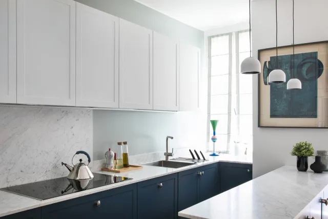 Effetto light: i mobili sotto sono neri, ma i pensili sono bianchi e la parete è stata dipinta in un tenue verde salvia: l’effetto del nero è mitigato da questi accostamenti, e l’insieme finale risulta chiaro e leggero.