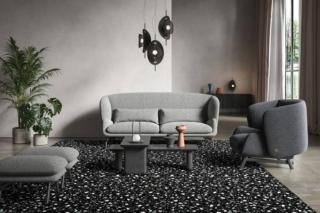 Il divano della nuova collezione Coquille di Liu Jo Living ha una forma scultorea che avvolge come un abbraccio grazie alla sua forma a “guscio”. L'imbottitura in poliuretano, tela di cotone e fioccogel poggia su una struttura metallica tubolare sostenuta da piedini in metallo verniciato a polvere. Il rivestimento è sfoderabile. www.liujoliving.com Il divano della nuova collezione Coquille di Liu Jo Living ha una forma scultorea che avvolge come un abbraccio grazie alla sua forma a “guscio”. L'imbottitura in poliuretano, tela di cotone e fioccogel poggia su una struttura metallica tubolare sostenuta da piedini in metallo verniciato a polvere. Il rivestimento è sfoderabile. www.liujoliving.com