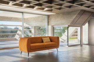 Il divano Sea Shell di Luxy è disponibile rivestito in pelle mezzo fiore a grana naturale, in tessuto di morbida lana riciclata, in tessuto bouclé o ancora in tessuto che proviene da plastica riciclata raccolta dai mari. È disponibile in numerose varianti di colore. www.luxy.com Il divano Sea Shell di Luxy è disponibile rivestito in pelle mezzo fiore a grana naturale, in tessuto di morbida lana riciclata, in tessuto bouclé o ancora in tessuto che proviene da plastica riciclata raccolta dai mari. È disponibile in numerose varianti di colore. www.luxy.com