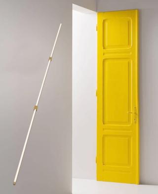 Permettono di disegnare geometrie luminose sulle pareti o sul soffitto gli elementi del sistema Suymuri di Vesoi che si articola in profili standard di diverse lunghezze e collegati fra loro con elementi lineari, modulari e ad angolo, disponibili nelle finiture totalwhite, totalblack e ottone. www.vesoi.com Permettono di disegnare geometrie luminose sulle pareti o sul soffitto gli elementi del sistema Suymuri di Vesoi che si articola in profili standard di diverse lunghezze e collegati fra loro con elementi lineari, modulari e ad angolo, disponibili nelle finiture totalwhite, totalblack e ottone. www.vesoi.com