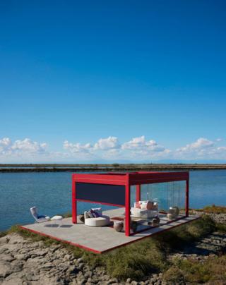 L'innovativo giardino d'inverno Ke Sunlight, disponibile nelle varianti autoportante o addossato, è caratterizzato dal tetto vista cielo in vetro, con certificazione al carico neve, che permette una visione ampliata a 360° sull'esterno. La struttura ermetica consente di vivere lo spazio esterno in qualsiasi stagione, infatti è progettata per garantire prestazioni eccezionali in caso di situazioni metereologiche avverse grazie ad un sistema di deflusso frontale dell'acqua integrato. Può essere illuminata internamente grazie ad un sistema di strip led dimmerabili inseriti nei traversi a soffitto, che la rendono fruibile in ogni momento della giornata. Misura L 6 x P 4,5  metri (autoportante) e L 12 x P 4,5 metri (addossata). www.keoutdoordesign.com L'innovativo giardino d'inverno Ke Sunlight, disponibile nelle varianti autoportante o addossato, è caratterizzato dal tetto vista cielo in vetro, con certificazione al carico neve, che permette una visione ampliata a 360° sull'esterno. La struttura ermetica consente di vivere lo spazio esterno in qualsiasi stagione, infatti è progettata per garantire prestazioni eccezionali in caso di situazioni metereologiche avverse grazie ad un sistema di deflusso frontale dell'acqua integrato. Può essere illuminata internamente grazie ad un sistema di strip led dimmerabili inseriti nei traversi a soffitto, che la rendono fruibile in ogni momento della giornata. Misura L 6 x P 4,5  metri (autoportante) e L 12 x P 4,5 metri (addossata). www.keoutdoordesign.com