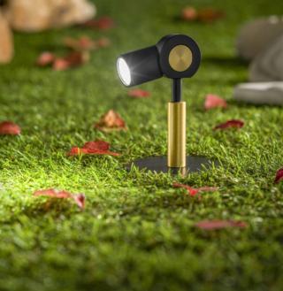 Piccolo e compatto il punto luce Nino Outdoor di Zava può avere un piccolo proiettore, a sezione tonda o quadrata, in grado di produrre una grande potenza luminosa con un ingombro minimo. Il suo speciale picchetto permette di piantarlo nel terreno, in un prato o in un vaso. È disponibile in tre altezze. www.zavaluce.it Piccolo e compatto il punto luce Nino Outdoor di Zava può avere un piccolo proiettore, a sezione tonda o quadrata, in grado di produrre una grande potenza luminosa con un ingombro minimo. Il suo speciale picchetto permette di piantarlo nel terreno, in un prato o in un vaso. È disponibile in tre altezze. www.zavaluce.it