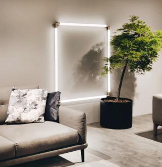 La lampada a parete Cosima di Zava ha l'aspetto di una cornice geometrica composta da fasci di luce, racchiusi tra due elementi di raccordo in ottone satinato che la impreziosiscono. È disponibile in tante varianti e formati. www.zavaluce.it La lampada a parete Cosima di Zava ha l'aspetto di una cornice geometrica composta da fasci di luce, racchiusi tra due elementi di raccordo in ottone satinato che la impreziosiscono. È disponibile in tante varianti e formati. www.zavaluce.it