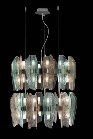 Trae ispirazione dai modelli degli Anni Cinquanta e Sessanta la lampada a sospensione Punk di Barovier & Toso: coniuga la tradizione del vetro di Murano di grande qualità alle istanze di modernità tipiche di quegli anni. È composta da una struttura in metallo a cui sono fissate una serie di formelle in vetro che simulano delle schegge disponibili in tre colorazioni diverse.  www.barovier.com Trae ispirazione dai modelli degli Anni Cinquanta e Sessanta la lampada a sospensione Punk di Barovier & Toso: coniuga la tradizione del vetro di Murano di grande qualità alle istanze di modernità tipiche di quegli anni. È composta da una struttura in metallo a cui sono fissate una serie di formelle in vetro che simulano delle schegge disponibili in tre colorazioni diverse.  www.barovier.com