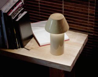 Fa parte della collezione Normal di Calma outdoor la lampada da tavolo in ceramica smaltata, nei toni del marrone e del beige, dalla forma geometrica che permette di utilizzarla in contesti contemporanei o all'esterno.  Il paralume è disponibile in ceramica o vetro. www.calmaoutdoor.com Fa parte della collezione Normal di Calma outdoor la lampada da tavolo in ceramica smaltata, nei toni del marrone e del beige, dalla forma geometrica che permette di utilizzarla in contesti contemporanei o all'esterno.  Il paralume è disponibile in ceramica o vetro. www.calmaoutdoor.com