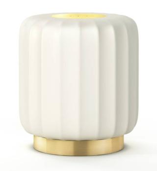 La lampada da tavolo ricaricabile Cordialina di Slide si ispira al raffinato design dell' Art Déco. Il paralume in polietilene bianco, montato su una base in ottone satinato, diffonde una luce omogenea che la rende adatta come centrotavola discreto. Il sistema di illuminazione a Led funziona a batteria ricaricabile, senza cavo, con telecomando. Misura Ø 13 x H 14 cm. www.slidedesign.it La lampada da tavolo ricaricabile Cordialina di Slide si ispira al raffinato design dell' Art Déco. Il paralume in polietilene bianco, montato su una base in ottone satinato, diffonde una luce omogenea che la rende adatta come centrotavola discreto. Il sistema di illuminazione a Led funziona a batteria ricaricabile, senza cavo, con telecomando. Misura Ø 13 x H 14 cm. www.slidedesign.it