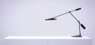 La riedizione dell'iconica lampada da tavolo Halley di Stilnovo mantiene inalterati i sofisticati principi di funzionamento e la sua estetica moderna: si muove ruotando intorno al suo peso equilibratore in orbite regolari. La testa illuminante è composta da sedici chip Led e si muove con una sola mano; la parte posteriore della testa ingloba un sofisticato dimmer di prossimità che permette di accenderla, spegnerla e regolarne l'intensità luminosa semplicemente avvicinando una mano a un centimetro. La struttura è in alluminio anodizzato nelle versioni nero o argento; la parte posteriore è in materiale plastico arancione. www.stilnovo.com La riedizione dell'iconica lampada da tavolo Halley di Stilnovo mantiene inalterati i sofisticati principi di funzionamento e la sua estetica moderna: si muove ruotando intorno al suo peso equilibratore in orbite regolari. La testa illuminante è composta da sedici chip Led e si muove con una sola mano; la parte posteriore della testa ingloba un sofisticato dimmer di prossimità che permette di accenderla, spegnerla e regolarne l'intensità luminosa semplicemente avvicinando una mano a un centimetro. La struttura è in alluminio anodizzato nelle versioni nero o argento; la parte posteriore è in materiale plastico arancione. www.stilnovo.com