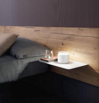 La lampada da tavolo a batteria Push-Up di Zafferano con una forma cilindrica è piccola e pratica, inoltre è portatile e ricaricabile. Si accende premendo la parte superiore che, una volta sollevata, rivela la sorgente luminosa a Led; premendola nuovamente fino alla chiusura si spegne. È possibile utilizzarla anche all'esterno. Il sistema di controllo elettronico che monitora l'autonomia della batteria permette di ottimizzare le ricariche; è dotata di base di ricarica a contatto. Misura Ø 12 x H 8/12 cm. www.zafferanoitalia.com La lampada da tavolo a batteria Push-Up di Zafferano con una forma cilindrica è piccola e pratica, inoltre è portatile e ricaricabile. Si accende premendo la parte superiore che, una volta sollevata, rivela la sorgente luminosa a Led; premendola nuovamente fino alla chiusura si spegne. È possibile utilizzarla anche all'esterno. Il sistema di controllo elettronico che monitora l'autonomia della batteria permette di ottimizzare le ricariche; è dotata di base di ricarica a contatto. Misura Ø 12 x H 8/12 cm. www.zafferanoitalia.com