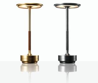 È ricavata da un blocco scultoreo in acciaio inox la lampada da tavolo portatile Turn Craft di Ambientec con un design pulito che mette in evidenza le caratteristiche del materiale in cui è realizzata. È disponibile nelle varianti acciaio con dettagli in pregiata pelle italiana nera cucita a mano e nella versione ottone con rivestimento di parte dello stelo in cuoio con una calda colorazione marrone. www.ambientec.co.jp È ricavata da un blocco scultoreo in acciaio inox la lampada da tavolo portatile Turn Craft di Ambientec con un design pulito che mette in evidenza le caratteristiche del materiale in cui è realizzata. È disponibile nelle varianti acciaio con dettagli in pregiata pelle italiana nera cucita a mano e nella versione ottone con rivestimento di parte dello stelo in cuoio con una calda colorazione marrone. www.ambientec.co.jp