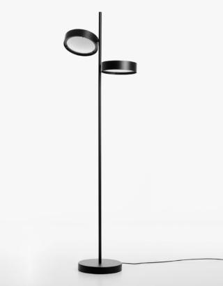 Una linea semplice per la lampada da terra Berlin di Oluce che si compone di uno stelo di sostegno verticale in tubolare sottile e di due anelli di metallo che racchiudono due dischi in vetro retinato e possono essere ruotati e orientati in base alle esigenze di illuminazione. È disponibile nella finitura nero opaco o ottone anodizzato. www.oluce.com Una linea semplice per la lampada da terra Berlin di Oluce che si compone di uno stelo di sostegno verticale in tubolare sottile e di due anelli di metallo che racchiudono due dischi in vetro retinato e possono essere ruotati e orientati in base alle esigenze di illuminazione. È disponibile nella finitura nero opaco o ottone anodizzato. www.oluce.com
