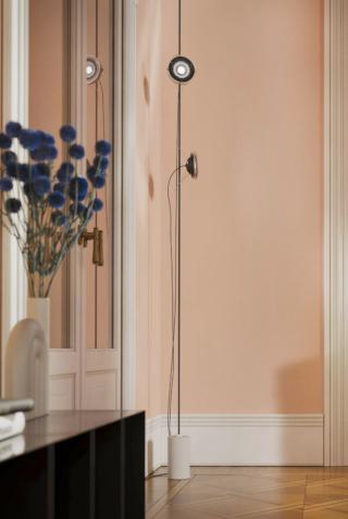 La lampada terra-cielo Bungee di Fabbian è tecnica e decorativa nello stesso tempo grazie alla presenza di elementi come la corda tessile con attacco a soffitto, disponibile in numerose varianti di colore, e la base in cemento. Può accogliere fino a tre corpi illuminanti scorrevoli, ruotanti e dotati di un anello in alluminio con molle in acciaio. www.fabbian.com La lampada terra-cielo Bungee di Fabbian è tecnica e decorativa nello stesso tempo grazie alla presenza di elementi come la corda tessile con attacco a soffitto, disponibile in numerose varianti di colore, e la base in cemento. Può accogliere fino a tre corpi illuminanti scorrevoli, ruotanti e dotati di un anello in alluminio con molle in acciaio. www.fabbian.com