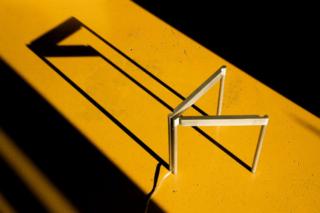 La lampada da terra Diatomea di Martinelli Luce è composta da due gambe singole esterne e da una doppia centrale che, insieme, sorreggono due segmenti orizzontali che accolgono due strisce Led e consentono una perfetta articolazione a 360° che permette di direzionare la luce in modo diretto o concentrato. www.martinelliluce.it La lampada da terra Diatomea di Martinelli Luce è composta da due gambe singole esterne e da una doppia centrale che, insieme, sorreggono due segmenti orizzontali che accolgono due strisce Led e consentono una perfetta articolazione a 360° che permette di direzionare la luce in modo diretto o concentrato. www.martinelliluce.it