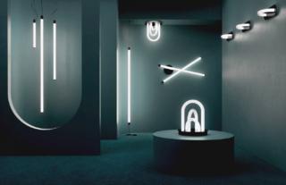Il sistema di lampade componibili Oort di FontanaArte permette di creare sinuosi percorsi luminosi personalizzabili. Gli elementi tubolari luminosi, uniformi e flessibili, rettilinei e curvi, posizionati all'interno di un cilindro di vetro rigato internamente, possono essere combinati a piacimento per soddisfare ogni esigenza architettonica o estetica. www.fontanaarte.com Il sistema di lampade componibili Oort di FontanaArte permette di creare sinuosi percorsi luminosi personalizzabili. Gli elementi tubolari luminosi, uniformi e flessibili, rettilinei e curvi, posizionati all'interno di un cilindro di vetro rigato internamente, possono essere combinati a piacimento per soddisfare ogni esigenza architettonica o estetica. www.fontanaarte.com