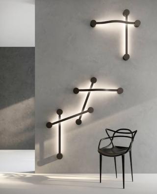 Le lampade Led da parete Segmento di Olev hanno una forma originale caratterizzata da due basi cilindriche unite da un sottile lembo in acciaio armonico che ospita la sorgente luminosa. Il lembo flessibile nero super opaco può essere sovrapposto e incrociato con altri e consente di realizzare innumerevoli composizioni. Misura L 85 cm.  www.olelight.com Le lampade Led da parete Segmento di Olev hanno una forma originale caratterizzata da due basi cilindriche unite da un sottile lembo in acciaio armonico che ospita la sorgente luminosa. Il lembo flessibile nero super opaco può essere sovrapposto e incrociato con altri e consente di realizzare innumerevoli composizioni. Misura L 85 cm.  www.olelight.com