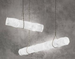 Le lampade sospese Baggy di Contardi Lighting sono composte da moduli singoli di diverse misure che possono essere accostati liberamente. Il diffusore in policarbonato satinato ha l'aspetto di un tubo di carta stropicciato; la corda tessile e morbida aggiunge un tocco decor. www.contardi-italia.com Le lampade sospese Baggy di Contardi Lighting sono composte da moduli singoli di diverse misure che possono essere accostati liberamente. Il diffusore in policarbonato satinato ha l'aspetto di un tubo di carta stropicciato; la corda tessile e morbida aggiunge un tocco decor. www.contardi-italia.com
