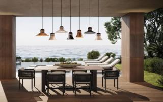 Si ispirano alle iconiche luci dei capannoni industriali le lampade a sospensione Cordea outdoor di Masiero: hanno il corpo in metallo dalla foggia a campana, disponibile in due formati, cinto da un'originale e ampia fascia in gomma. Il corpo in metallo verniciato è disponibile in sei varianti di colore, mentre la fascia in gomma in cinque ed è dotata di una fibbia in ottone dorato con logo.  www.masierogroup.com Si ispirano alle iconiche luci dei capannoni industriali le lampade a sospensione Cordea outdoor di Masiero: hanno il corpo in metallo dalla foggia a campana, disponibile in due formati, cinto da un'originale e ampia fascia in gomma. Il corpo in metallo verniciato è disponibile in sei varianti di colore, mentre la fascia in gomma in cinque ed è dotata di una fibbia in ottone dorato con logo.  www.masierogroup.com