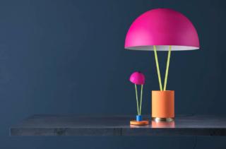 Le lampade da tavola della linea Ale di Catellani & Smith sono disponibili in quattro modelli. La versione a batteria BE T è wireless e può essere trasportata in qualsiasi ambiente; la base circolare  è collegata a due sottili elementi a “V” che sorreggono la calotta verniciata. Il modello Big, con un'altezza di circa 75 cm, ha la sorgente luminosa corredata da una lente che distribuisce il flusso luminoso su un angolo di 340°, garantendo una notevole quantità di luce regolabile grazie al pulsante rosso sulla base. www.catellanismith.com Le lampade da tavola della linea Ale di Catellani & Smith sono disponibili in quattro modelli. La versione a batteria BE T è wireless e può essere trasportata in qualsiasi ambiente; la base circolare  è collegata a due sottili elementi a “V” che sorreggono la calotta verniciata. Il modello Big, con un'altezza di circa 75 cm, ha la sorgente luminosa corredata da una lente che distribuisce il flusso luminoso su un angolo di 340°, garantendo una notevole quantità di luce regolabile grazie al pulsante rosso sulla base. www.catellanismith.com