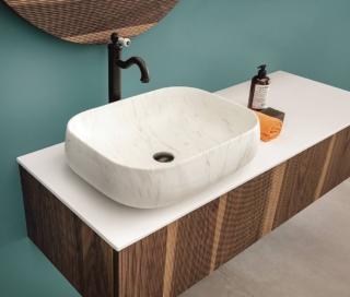 È realizzato in ceramica con finitura effetto marmo il modelloda appoggio Arno, in vendita da Iperceramica (www.iperceramica.it),disponibile anche bianco lucido e negli opachi grigio, beige e bianco.Misura L 56,5 x P 42,5 x H 14,5 cm. Prezzo disponibile in negozio o sul sito. È realizzato in ceramica con finitura effetto marmo il modelloda appoggio Arno, in vendita da Iperceramica (www.iperceramica.it),disponibile anche bianco lucido e negli opachi grigio, beige e bianco.Misura L 56,5 x P 42,5 x H 14,5 cm. Prezzo disponibile in negozio o sul sito.