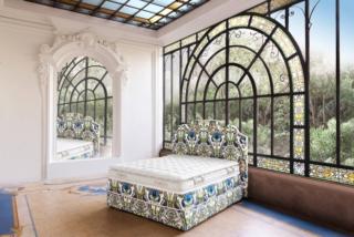 Il letto Auguste di Tréca è dotato di un materasso composto da materiali naturali di alta qualità, come Lana merino di Arles, lana Royal Alpaca e seta, assemblati artigianalmente con un'attenzione meticolosa ai dettagli. La testiera è ricoperta dal tessuto “Fleurs d'Eau”, firmato da Pierre Frey e ispirato all'arte egizia grazie anche alla collaborazione con il Museo del Louvre, decorato con delicati ricami realizzati a mano. www.treca.com Il letto Auguste di Tréca è dotato di un materasso composto da materiali naturali di alta qualità, come Lana merino di Arles, lana Royal Alpaca e seta, assemblati artigianalmente con un'attenzione meticolosa ai dettagli. La testiera è ricoperta dal tessuto “Fleurs d'Eau”, firmato da Pierre Frey e ispirato all'arte egizia grazie anche alla collaborazione con il Museo del Louvre, decorato con delicati ricami realizzati a mano. www.treca.com