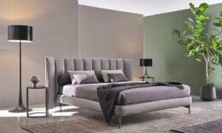 Il letto Opéra di Twils ha una testata imbottita, con una lavorazione sartoriale a trapuntatura verticale, ampia e avvolgente, che è dotata di due ali laterali con degli snodi metallici che permettono di muovere a piacimento i due moduli terminali: aperti per una testata che fuoriesce rispetto al giroletto oppure ripiegati per un effetto bergère. È disponibile con o senza sistema A-Box per ottimizzare al meglio lo spazio. www.twils.it Il letto Opéra di Twils ha una testata imbottita, con una lavorazione sartoriale a trapuntatura verticale, ampia e avvolgente, che è dotata di due ali laterali con degli snodi metallici che permettono di muovere a piacimento i due moduli terminali: aperti per una testata che fuoriesce rispetto al giroletto oppure ripiegati per un effetto bergère. È disponibile con o senza sistema A-Box per ottimizzare al meglio lo spazio. www.twils.it