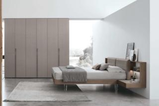 Il letto Yuki di Tomasella ha la testiera formata da due morbidi cuscini imbottiti ed è dotata di due comodini sospesi, uniti al letto tramite una mensola che si trasforma in un pratico piano di appoggio. È rivestito in ecopelle Eve 19, un materiale innovativo costituito da materia organica vegetale, e ha la struttura realizzata in materico noce ambra e alpaca. www.tomasella.it Il letto Yuki di Tomasella ha la testiera formata da due morbidi cuscini imbottiti ed è dotata di due comodini sospesi, uniti al letto tramite una mensola che si trasforma in un pratico piano di appoggio. È rivestito in ecopelle Eve 19, un materiale innovativo costituito da materia organica vegetale, e ha la struttura realizzata in materico noce ambra e alpaca. www.tomasella.it