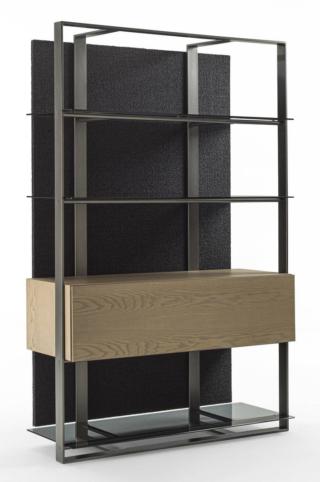 La nuova libreria bifacciale freestanding Unique di Frigerio può essere usata sia a parete sia a centro stanza, come pezzo unico o aggregata in linea. La struttura portante metallica è elegante e sorregge i ripiani in vetro fumé e le scatole contenitive in legno naturale o laccato. È disponibile con uno schienale tessile bifacciale, altamente personalizzabile, o senza schienale. www.frigeriosalotti.it La nuova libreria bifacciale freestanding Unique di Frigerio può essere usata sia a parete sia a centro stanza, come pezzo unico o aggregata in linea. La struttura portante metallica è elegante e sorregge i ripiani in vetro fumé e le scatole contenitive in legno naturale o laccato. È disponibile con uno schienale tessile bifacciale, altamente personalizzabile, o senza schienale. www.frigeriosalotti.it