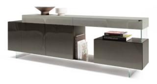 La madia 36e8 di Lago ha una costruzione rigorosa a 45° realizzata con filigrana di alluminio e vetro lucido, nei colori Havana e Tortora, che ne esaltano la leggerezza. I sostegni in vetro trasparente sollevano e alleggeriscono la composizione. Misura L 276 x P 40,6 x H 89 cm. www.lago.it La madia 36e8 di Lago ha una costruzione rigorosa a 45° realizzata con filigrana di alluminio e vetro lucido, nei colori Havana e Tortora, che ne esaltano la leggerezza. I sostegni in vetro trasparente sollevano e alleggeriscono la composizione. Misura L 276 x P 40,6 x H 89 cm. www.lago.it