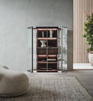 Il mobile contenitore Aliante di Rimadesio ha le ante in vetro riflettente chiaro e alluminio, materiali al 100% riciclabili. Il basamento, il top le cassettiera sono realizzati nell'inedita finitura rovere termotrattato; i ripiani interni sono in vetro grigio trasparente. Misura L 80 x P 40 x H 163 cm. www.rimadesio.it Il mobile contenitore Aliante di Rimadesio ha le ante in vetro riflettente chiaro e alluminio, materiali al 100% riciclabili. Il basamento, il top le cassettiera sono realizzati nell'inedita finitura rovere termotrattato; i ripiani interni sono in vetro grigio trasparente. Misura L 80 x P 40 x H 163 cm. www.rimadesio.it