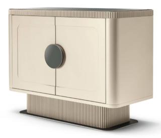 Fa parte della prima Next White Capsule 2023 di Scappini Home il mobile contenitore con due ante  in una raffinata colorazione bianco perla con una maniglia rotonda con inserto in vetro laccato e profilo in ottone. La base scultorea, con lavorazione canneté a onde, e la struttura sono realizzati in materiali pregiati come il marmo Calacatta, il vetro laccato, il tessuto, la lacca, l'ottone e il titanio. www.scappinihome.it Fa parte della prima Next White Capsule 2023 di Scappini Home il mobile contenitore con due ante  in una raffinata colorazione bianco perla con una maniglia rotonda con inserto in vetro laccato e profilo in ottone. La base scultorea, con lavorazione canneté a onde, e la struttura sono realizzati in materiali pregiati come il marmo Calacatta, il vetro laccato, il tessuto, la lacca, l'ottone e il titanio. www.scappinihome.it