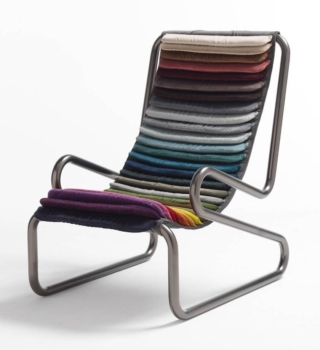 La poltrona Armadillo Caleidoscopic di Busnelli è la rivisitazione dell'iconico modello del 1969: la struttura tubolare metallica ricurva, rifinita con vernici ecologiche, è ricoperta da soffici cuscinetti multicolore, caratterizzati da una lavorazione artigianale che disegnano la linea della seduta. Le cuciture a punto incrociato, in filo tono su tono o a contrasto, ne sottolineano l'artigianalità. Le sfumature cromatiche effetto della piegatura del tessuto replicano l'aspetto dell'armadillo da cui prende il nome. www.busnelli.com La poltrona Armadillo Caleidoscopic di Busnelli è la rivisitazione dell'iconico modello del 1969: la struttura tubolare metallica ricurva, rifinita con vernici ecologiche, è ricoperta da soffici cuscinetti multicolore, caratterizzati da una lavorazione artigianale che disegnano la linea della seduta. Le cuciture a punto incrociato, in filo tono su tono o a contrasto, ne sottolineano l'artigianalità. Le sfumature cromatiche effetto della piegatura del tessuto replicano l'aspetto dell'armadillo da cui prende il nome. www.busnelli.com