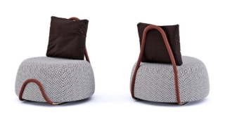 La poltrona ergonomica Babou della nuova collezione Alla sera di Paolo Castelli è resa speciale dal disegno grafico della struttura che delinea lo schienale sostenendo la cuscinatura  realizzata in poliuretano biologico. È disponibile sia nella versione outdoor sia indoor. Grazie ad un semplice sistema di aggancio permette di dare vita ad un divano modulare. www.paolocastelli.com La poltrona ergonomica Babou della nuova collezione Alla sera di Paolo Castelli è resa speciale dal disegno grafico della struttura che delinea lo schienale sostenendo la cuscinatura  realizzata in poliuretano biologico. È disponibile sia nella versione outdoor sia indoor. Grazie ad un semplice sistema di aggancio permette di dare vita ad un divano modulare. www.paolocastelli.com