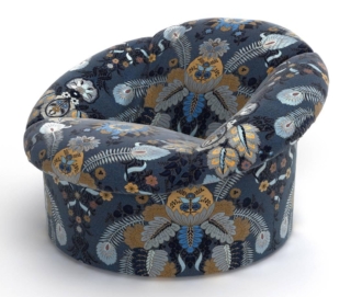 É completamente rivestita in tessuto jacquard floreale Pluma nei toni del blu la grande poltrona Dahlia di Etro Home Interiors. La forma arrotondata e accogliente, le dimensioni generose e il rivestimento in broccato, ricco e materico, la rendono scenografica e particolarmente confortevole La struttura in multistrato di pioppo è imbottito in poliuretano espanso. Misura L 90 x P 64 x H 98 cm. www.etro.com É completamente rivestita in tessuto jacquard floreale Pluma nei toni del blu la grande poltrona Dahlia di Etro Home Interiors. La forma arrotondata e accogliente, le dimensioni generose e il rivestimento in broccato, ricco e materico, la rendono scenografica e particolarmente confortevole La struttura in multistrato di pioppo è imbottito in poliuretano espanso. Misura L 90 x P 64 x H 98 cm. www.etro.com