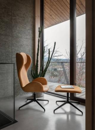 La poltrona Dalia di Midj ha una linea avvolgente ed ergonomica; è disponibile con rivestimento in pelle, similpelle o in tessuto. Il poggiapiedi coordinato ha una base in metallo a trespolo e la seduta rivestita in pelle. È disponibile anche un cuscino poggiatesta rimovibile che ne aumenta il comfort. www.midj.com La poltrona Dalia di Midj ha una linea avvolgente ed ergonomica; è disponibile con rivestimento in pelle, similpelle o in tessuto. Il poggiapiedi coordinato ha una base in metallo a trespolo e la seduta rivestita in pelle. È disponibile anche un cuscino poggiatesta rimovibile che ne aumenta il comfort. www.midj.com