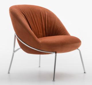 La poltrona Ella di Pianca è caratterizzata da un unico volume imbottito, che dà vita alla seduta e allo schienale, avvolgente e confortevole. Il basamento in tubolare di acciaio nella finitura cromo è leggero e resistente nello stesso tempo. Lo schienale è impreziosito da un'arricciatura libera. Misura L 90 x P 85 x H 85 cm. www.pianca.com La poltrona Ella di Pianca è caratterizzata da un unico volume imbottito, che dà vita alla seduta e allo schienale, avvolgente e confortevole. Il basamento in tubolare di acciaio nella finitura cromo è leggero e resistente nello stesso tempo. Lo schienale è impreziosito da un'arricciatura libera. Misura L 90 x P 85 x H 85 cm. www.pianca.com