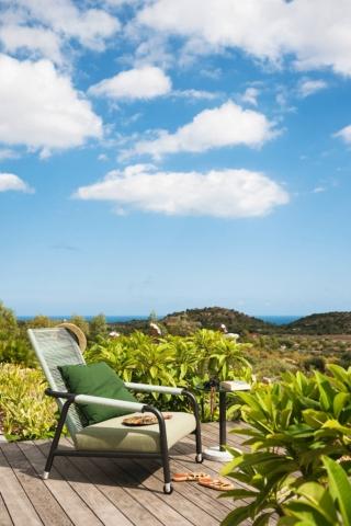 La poltrona lounge Astra di Roda è disponibile nelle varianti con schienale basso o alto, entrambi reclinabili per garantire il massimo relax nelle serate all'aperto a guardare le stelle. Il bracciolo, che presenta l'accostamento di un doppio tubo rivestito di corde, garantisce un comodo appoggio. La struttura è realizzata in tubolare di acciaio inox verniciato e il cuscino per esterno è dotato di sistema idrodrenante Misura L 83 x P 101 x H 79/110 cm. www.rodaonline.com La poltrona lounge Astra di Roda è disponibile nelle varianti con schienale basso o alto, entrambi reclinabili per garantire il massimo relax nelle serate all'aperto a guardare le stelle. Il bracciolo, che presenta l'accostamento di un doppio tubo rivestito di corde, garantisce un comodo appoggio. La struttura è realizzata in tubolare di acciaio inox verniciato e il cuscino per esterno è dotato di sistema idrodrenante Misura L 83 x P 101 x H 79/110 cm. www.rodaonline.com