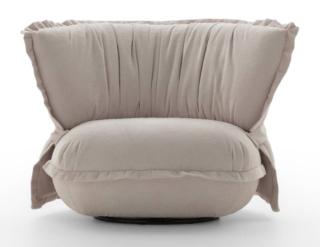 Garantisce un morbido abbraccio la poltrona bassa Pupet di Ditre Italia che è composta da due elementi: una seduta tonda riccamente imbottita e un morbido cuscino che la avvolge, entrambi rivestiti in tessuto chiaro. Ha una forma compatta e accogliente. www.ditreitalia.com Garantisce un morbido abbraccio la poltrona bassa Pupet di Ditre Italia che è composta da due elementi: una seduta tonda riccamente imbottita e un morbido cuscino che la avvolge, entrambi rivestiti in tessuto chiaro. Ha una forma compatta e accogliente. www.ditreitalia.com