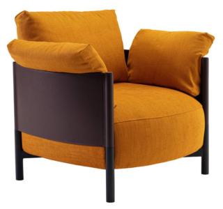 La poltrona Syren di Frag coniuga la struttura interamente realizzata in tubolare metallico verniciato nero, che funge da supporto all'ampia fascia in cuoio, e gli elementi imbottiti. La comoda seduta è composta da un unico cuscino voluminoso e imponente, mentre lo schienale e i braccioli sono composti da cuscini mobili e soffici, in grado di adattarsi al corpo per un comfort totale. www.frag.it La poltrona Syren di Frag coniuga la struttura interamente realizzata in tubolare metallico verniciato nero, che funge da supporto all'ampia fascia in cuoio, e gli elementi imbottiti. La comoda seduta è composta da un unico cuscino voluminoso e imponente, mentre lo schienale e i braccioli sono composti da cuscini mobili e soffici, in grado di adattarsi al corpo per un comfort totale. www.frag.it