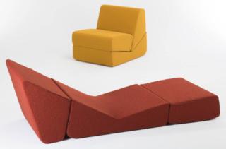 La poltrona trasformabile Galeotta di Zanotta, progettata nel 1968 e oggi presentata nella sua versione attualizzata, è composta da tre cuscini ribaltabili, con una forma irregolare, realizzati in poliuretano espanso a quote differenziate; è priva di struttura e di meccanismi interni. Può essere aperta e, una volta allungata, diventa una comoda chaise longue o una meridienne. Il rivestimento in tessuto sfilabile funge anche da cerniera e tiene insieme i tre elementi. Misura L 67 x P 99/190 x H 74/59 cm. www.zanotta.it La poltrona trasformabile Galeotta di Zanotta, progettata nel 1968 e oggi presentata nella sua versione attualizzata, è composta da tre cuscini ribaltabili, con una forma irregolare, realizzati in poliuretano espanso a quote differenziate; è priva di struttura e di meccanismi interni. Può essere aperta e, una volta allungata, diventa una comoda chaise longue o una meridienne. Il rivestimento in tessuto sfilabile funge anche da cerniera e tiene insieme i tre elementi. Misura L 67 x P 99/190 x H 74/59 cm. www.zanotta.it