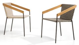 La nuova poltroncina dining da esterno Allaperto Bistrò di Ethimo ha una linea ergonomica e un design contemporaneo che si ispira ai modelli parigini: la seduta e lo schienale sono rivestiti da corda intrecciata a mano disponibile in diverse varianti di colore. La sottile struttura di sostegno, realizzata in metallo Coffee Brown, è impreziosita dai braccioli in teak. Inoltre è facilmente impilabile. www.ethimo.com La nuova poltroncina dining da esterno Allaperto Bistrò di Ethimo ha una linea ergonomica e un design contemporaneo che si ispira ai modelli parigini: la seduta e lo schienale sono rivestiti da corda intrecciata a mano disponibile in diverse varianti di colore. La sottile struttura di sostegno, realizzata in metallo Coffee Brown, è impreziosita dai braccioli in teak. Inoltre è facilmente impilabile. www.ethimo.com