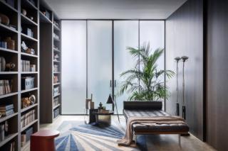 Accostamenti materici inediti per le porte Flutes di Lualdi realizzate in vetro cannettato, che riprende l'eleganza tipica degli Anni Cinquanta: permettono il passaggio della luce, riducendo allo stesso tempo la visibilità  per garantire privacy e riservatezza. www.lualdi.com Accostamenti materici inediti per le porte Flutes di Lualdi realizzate in vetro cannettato, che riprende l'eleganza tipica degli Anni Cinquanta: permettono il passaggio della luce, riducendo allo stesso tempo la visibilità  per garantire privacy e riservatezza. www.lualdi.com