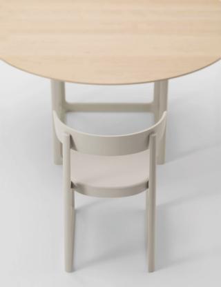 Una delicata sfumatura di bianco per la sedia EN di Maruni con una linea morbida e arrotondata: è realizzata in legno di acero nella nuova colorazione Dusty Green e ha lo schienale curvo che ricorda i modelli dell'Antica Grecia. Le gambe sono unite da una struttura ad anello che ne aumenta la stabilità. www.maruni.com Una delicata sfumatura di bianco per la sedia EN di Maruni con una linea morbida e arrotondata: è realizzata in legno di acero nella nuova colorazione Dusty Green e ha lo schienale curvo che ricorda i modelli dell'Antica Grecia. Le gambe sono unite da una struttura ad anello che ne aumenta la stabilità. www.maruni.com