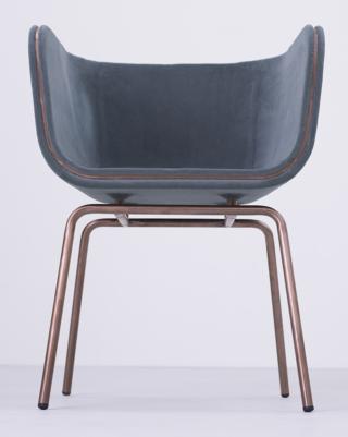 La sedia Fabline di Daft about Draft ha la seduta morbidamente scolpita che accoglie e avvolge; le gambe in metallo, sottili ed eleganti, completano la struttura. Un sottile strato metallico inserito lungo il bordo della seduta crea una linea dolce e ne sottolinea il design. www.draft.co.jp/en La sedia Fabline di Daft about Draft ha la seduta morbidamente scolpita che accoglie e avvolge; le gambe in metallo, sottili ed eleganti, completano la struttura. Un sottile strato metallico inserito lungo il bordo della seduta crea una linea dolce e ne sottolinea il design. www.draft.co.jp/en