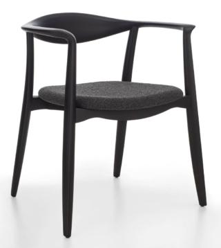 La sedia Frida della collezione Twenty-Three di Porada è realizzata in legno massello noce canaletta tinto wengé con grande cura dei dettagli. La seduta è rivestita in tessuto bouclé grigio antracite. Misura L 64 x P 55 x H 73 cm. www.porada.it La sedia Frida della collezione Twenty-Three di Porada è realizzata in legno massello noce canaletta tinto wengé con grande cura dei dettagli. La seduta è rivestita in tessuto bouclé grigio antracite. Misura L 64 x P 55 x H 73 cm. www.porada.it