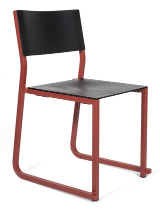 La seduta GT01 di Infiniti ha il telaio a slitta in alluminio verniciato con una forma squadrata e netta, privo di fissaggi a vista e con saldature  marcate, che si rifà allo stile post-industriale. La seduta è in multistrato di legno nella finitura rovere. La struttura è facilmente disassemblabile ed è totalmente riciclabile. www.infinitidesign.it La seduta GT01 di Infiniti ha il telaio a slitta in alluminio verniciato con una forma squadrata e netta, privo di fissaggi a vista e con saldature  marcate, che si rifà allo stile post-industriale. La seduta è in multistrato di legno nella finitura rovere. La struttura è facilmente disassemblabile ed è totalmente riciclabile. www.infinitidesign.it