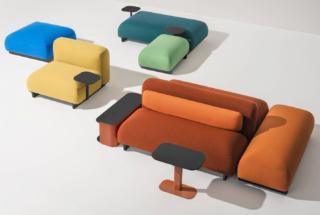 Il sistema modulare Ralik di Arper comprende sedie, pouf e panche dalle forme morbide che possono essere utilizzate come unità singole o combinate fra loro dando vita ad infinite soluzioni. Le gambe a L in polipropilene riciclato conferiscono ai moduli un effetto scultoreo e facilitano le operazioni di pulizia. I tavolini coordinati sono dotati di prese di ricarica come le sedute. La linea comprende anche morbidi cuscini da combinare con le panche per garantire il massimo comfort nelle configurazioni di maggiori dimensioni. I rivestimenti sono realizzati in materiali sostenibili e completamente sfoderabili che garantiscono semplicità di utilizzo e di riciclo. www.arper.com Il sistema modulare Ralik di Arper comprende sedie, pouf e panche dalle forme morbide che possono essere utilizzate come unità singole o combinate fra loro dando vita ad infinite soluzioni. Le gambe a L in polipropilene riciclato conferiscono ai moduli un effetto scultoreo e facilitano le operazioni di pulizia. I tavolini coordinati sono dotati di prese di ricarica come le sedute. La linea comprende anche morbidi cuscini da combinare con le panche per garantire il massimo comfort nelle configurazioni di maggiori dimensioni. I rivestimenti sono realizzati in materiali sostenibili e completamente sfoderabili che garantiscono semplicità di utilizzo e di riciclo. www.arper.com