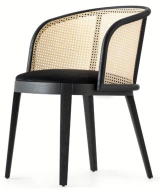 Ha la struttura in legno di frassino nero opaco e la scocca in paglia di Vienna la seduta Adel di Calligaris che questo anno celebra il centesimo anno di attività: lo stile ricercato e le proporzioni eleganti, che si rifanno ai modelli del passato, la rendono un pezzo senza tempo. È disponibile anche nelle varianti imbottita e rivestita in tessuto. Misura L 60,2 x P 52,6 x H 83,5 cm. www.calligaris.it Ha la struttura in legno di frassino nero opaco e la scocca in paglia di Vienna la seduta Adel di Calligaris che questo anno celebra il centesimo anno di attività: lo stile ricercato e le proporzioni eleganti, che si rifanno ai modelli del passato, la rendono un pezzo senza tempo. È disponibile anche nelle varianti imbottita e rivestita in tessuto. Misura L 60,2 x P 52,6 x H 83,5 cm. www.calligaris.it